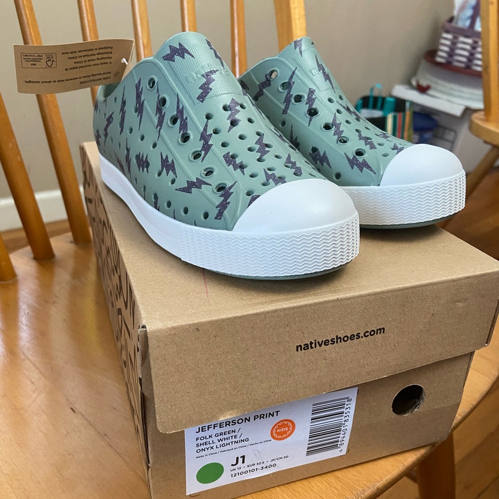 Natives kids size J1, new with tags